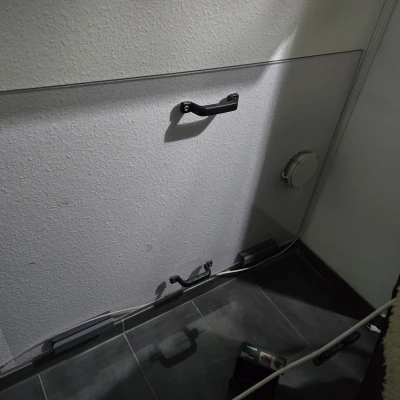 Ngàm/giá treo tường cho tấm Plexiglas 8 mm