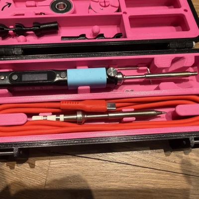 Insert Pinecil kèm giá giữ tip trong ngăn dây cáp cho Rugged V2 Case