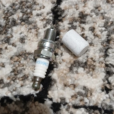 Nắp an toàn cho bugi (Spark plug safety cap)