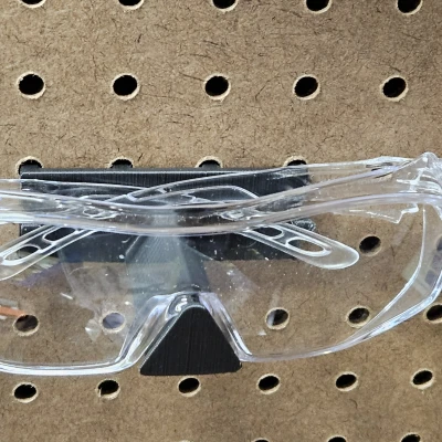 Giá treo kính bảo hộ cho pegboard