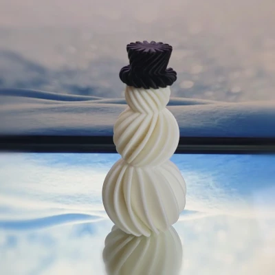 Everydays 036 – Người tuyết xoắn ốc đội mũ chóp