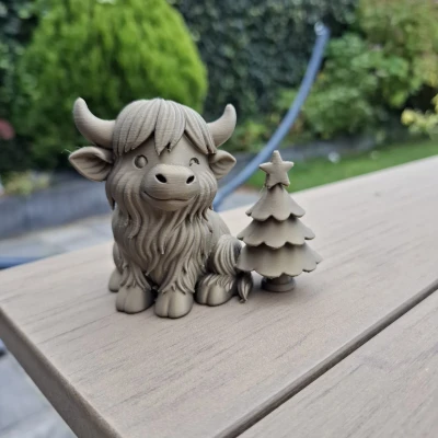 Highland Holiday Magic – Bé bò Highland bên cây thông Noel