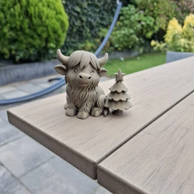 Highland Holiday Magic – Bé bò Highland bên cây thông Noel