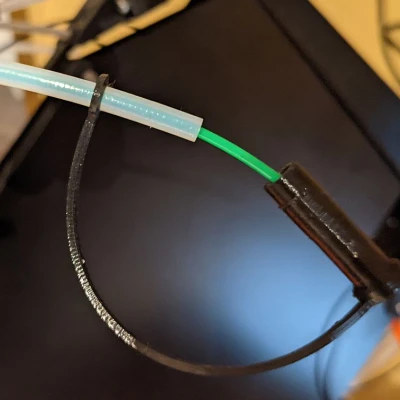 Nắp ống PTFE kèm chặn filament và dây giữ (retaining strap)