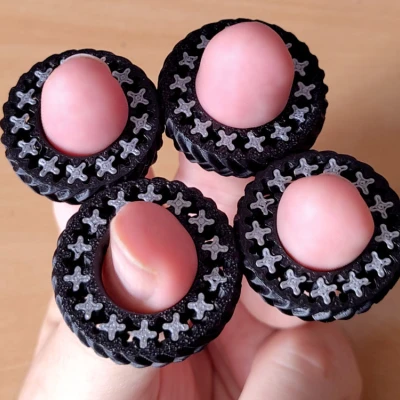 Nhẫn fidget gear với bánh răng ngoài ăn khớp (herringbone) để kéo nhau