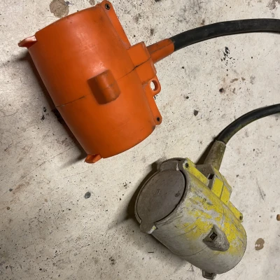 Giá gắn góc 90° cho ổ cắm ngoài trời IP44 (phích EU)