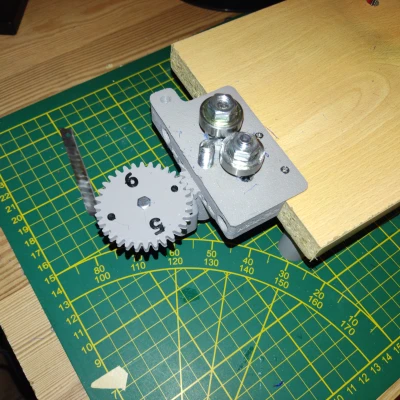 Bộ cắt chai PET (remix từ Petamentor2) với vòng xoay đánh số