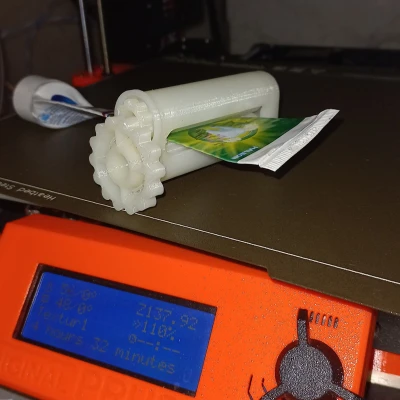 Bóp tuýp kem đánh răng tối ưu với độ bám tốt hơn