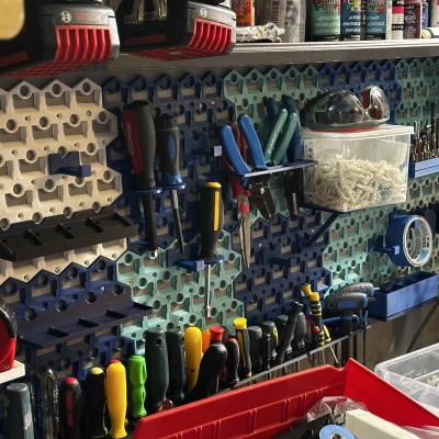 GOEWS – Greatly Over Engineered Wall System (hệ tường mô-đun tương thích Gridfinity)