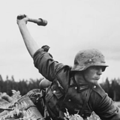 Dummy 13 lựu đạn Đức (German grenade) để chụp hình