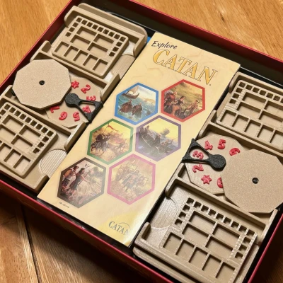 Khay giữ thẻ Catan (gọn, low profile) – Catan Card Holder (compact)