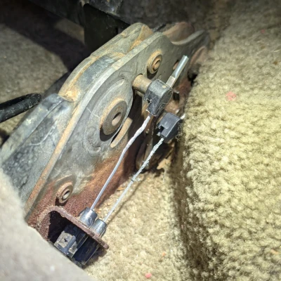 Đầu cáp ghế hàng 2 Tahoe 99-06