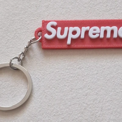 Móc khóa chữ nổi phong cách Supreme, in 2 màu không cần AMS