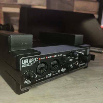 Giá gắn bàn cho Steinberg UR22C, chừa khe cho thanh 20mm