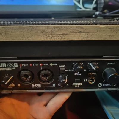 Giá gắn bàn cho Steinberg UR22C, chừa khe cho thanh 20mm