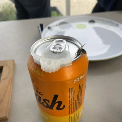 SlideSip: Nắp bấm gọn, trượt mở đơn giản cho lon soda