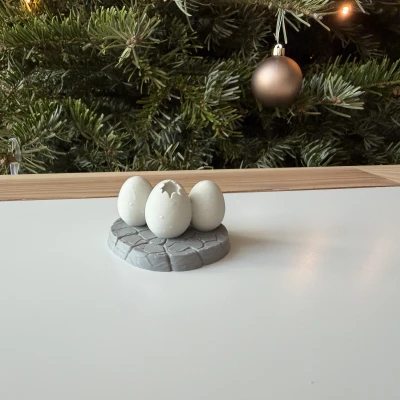 Trứng khủng long trên tảng đá