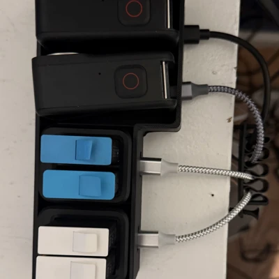 Giá đỡ sạc đôi cho GoPro và pin