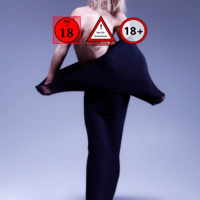 Tượng nữ bán khỏa thân mặc váy stretch (Halbnackten Frau im Strechkleid)