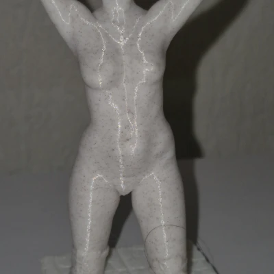 Tượng nude cô gái trẻ đeo kính râm