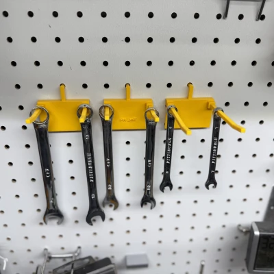 Giá treo pegboard cho búa, cờ lê vòng và kéo