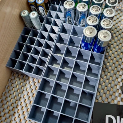 Giá đỡ pin đơn giản (AA & AAA) kèm Fusion tham số hóa và file OpenSCAD