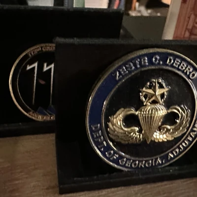 Kệ trưng bày Challenge Coin dạng Modular