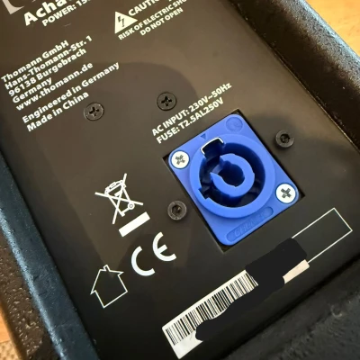 Adapter gắn Achat 204A: chuyển IEC sang PowerCON (mounting adapter)