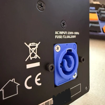 Adapter gắn Achat 204A: chuyển IEC sang PowerCON (mounting adapter)