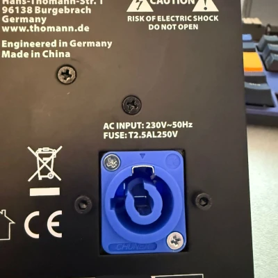 Adapter gắn Achat 204A: chuyển IEC sang PowerCON (mounting adapter)