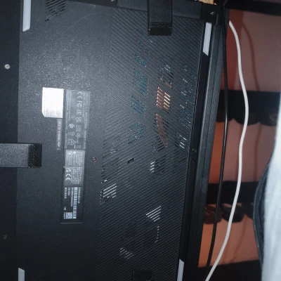 Giá treo/lưu trữ laptop dưới gầm bàn (Under-desk Laptop Storage)