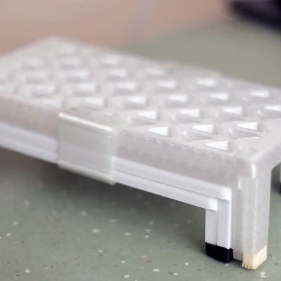 Bàn xếp chồng tiết kiệm chỗ kèm vớ chân (Space-saving stackable tables with socks)