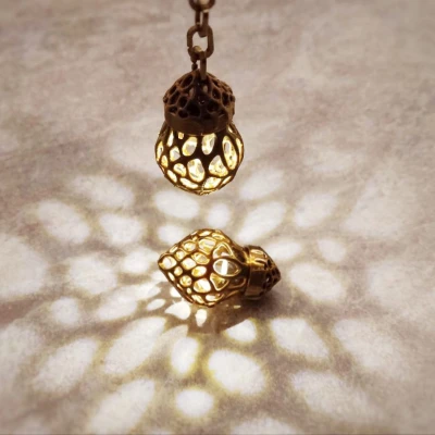 Mặt dây chuyền nhỏ hoa văn đục lỗ – Khuếch tán tinh dầu & đèn mini