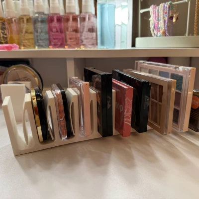 Kệ Sắp Xếp Bảng Phấn (Makeup Palette Organiser)
