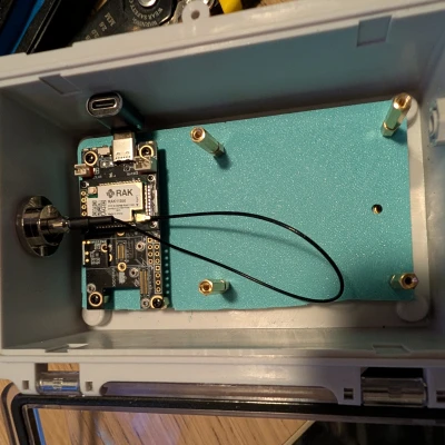 RAK19007 & RAK19003 + mounting plate sạc solar 18650 cho hộp điện