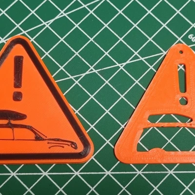 Bảng cảnh báo nhắc xe đang gắn roof box trên nóc