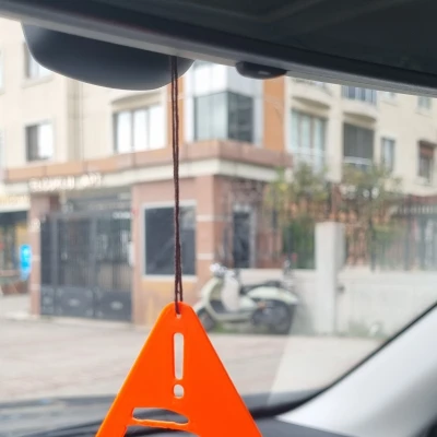 Bảng cảnh báo nhắc xe đang gắn roof box trên nóc