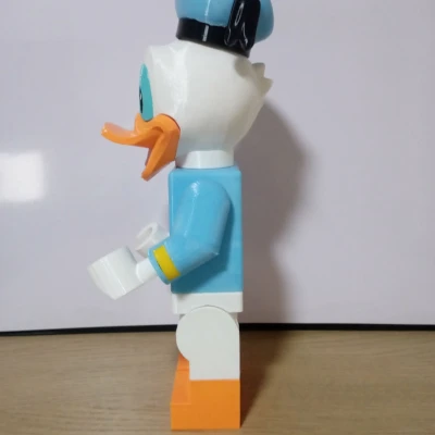 Donald Duck Giant Minifig