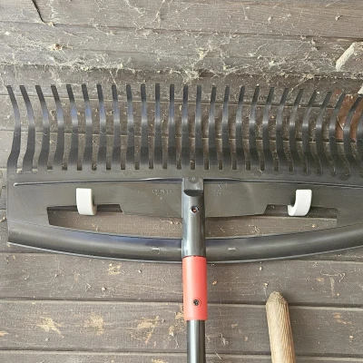 Móc treo tường dụng cụ làm vườn