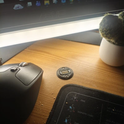 Giá bắt cổng USB gắn bàn (bắt vít, lỗ luồn dây vát mép)