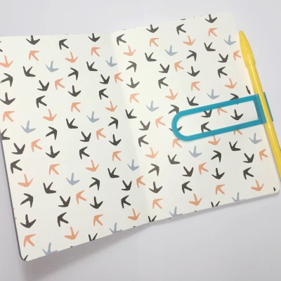 Bookmark mỏng có chỗ giữ bút (pen holder)