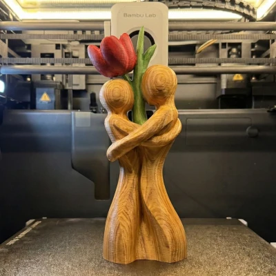 Blooming Love – Tượng Cặp Đôi Ôm Hoa (Couple with Flower Sculpture)