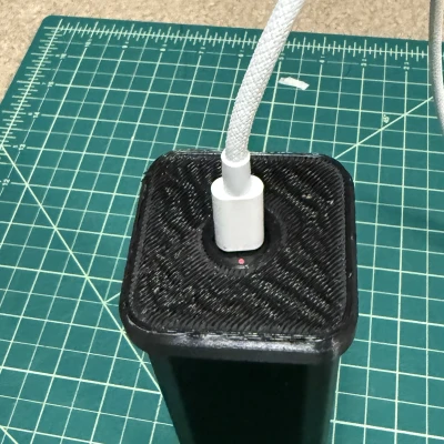 Nắp Fanttik NEX E1 MAX có lỗ sạc