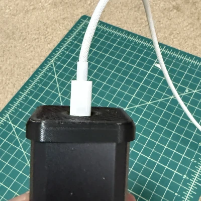 Nắp Fanttik NEX E1 MAX có lỗ sạc