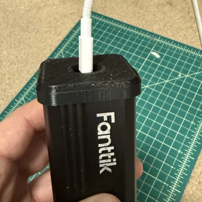 Nắp Fanttik NEX E1 MAX có lỗ sạc