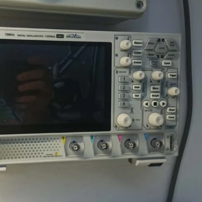 Tay treo tường có arm cho Rigol DHO800/900 (VESA 100x100)