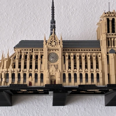 Giá treo tường cho Lego Notre Dame