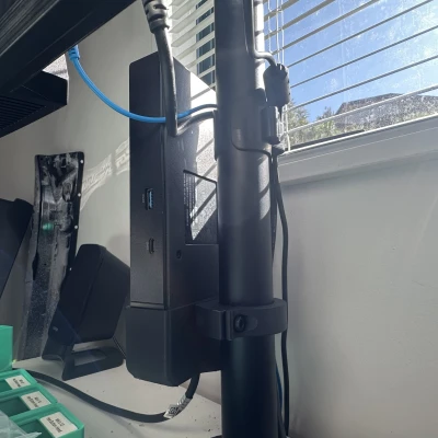 Ngàm gắn Dell WD19S Dock lên ống trụ chân màn hình