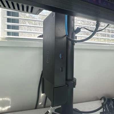 Ngàm gắn Dell WD19S Dock lên ống trụ chân màn hình