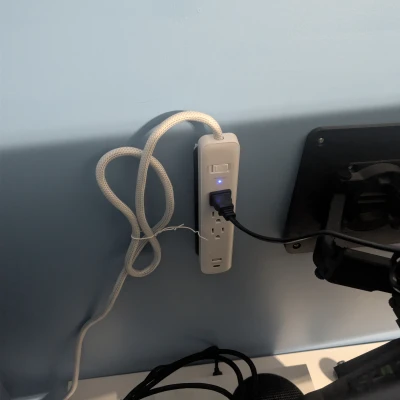 Ngàm gắn Surge Protector lên tường (Surge Protector Mount)